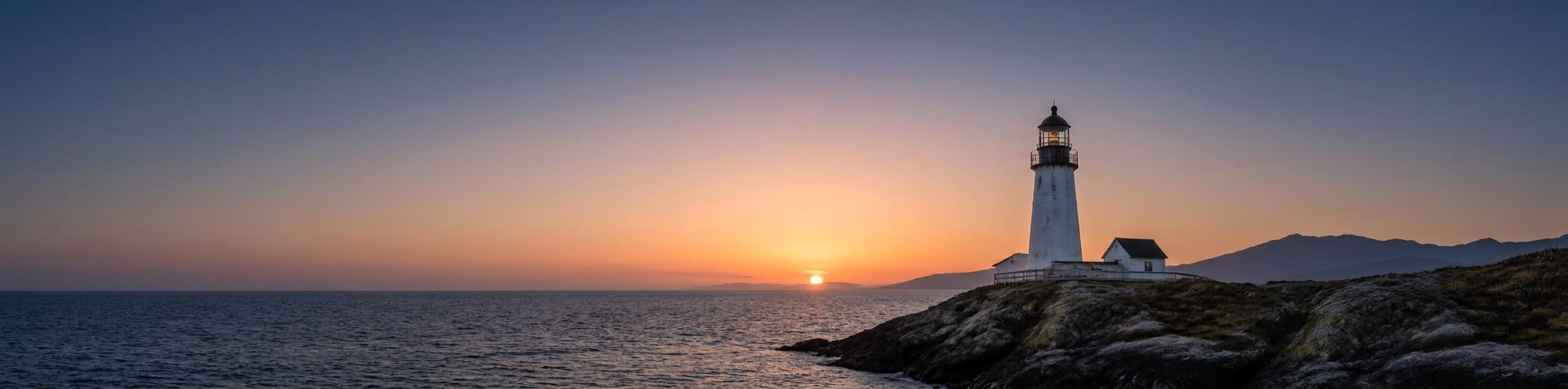 Phare au bord de la mer au coucher du soleil